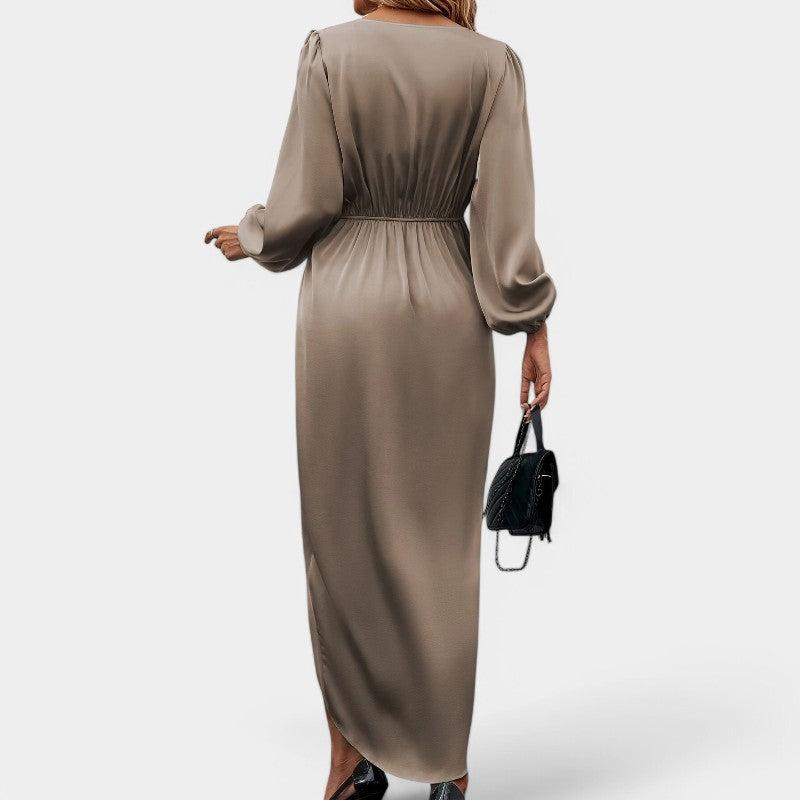 Vakker lang blå maxikjole med lange ermer og elegant høy splitt. Ideell for cocktailparty eller arrangementer.