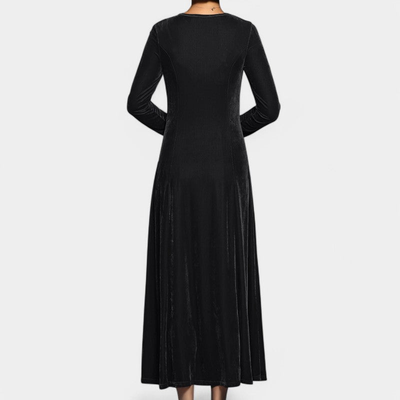 Detalj av de lange ermene på elegant midi kjole for kvinner. Komfortabel og chic, perfekt allrounder.