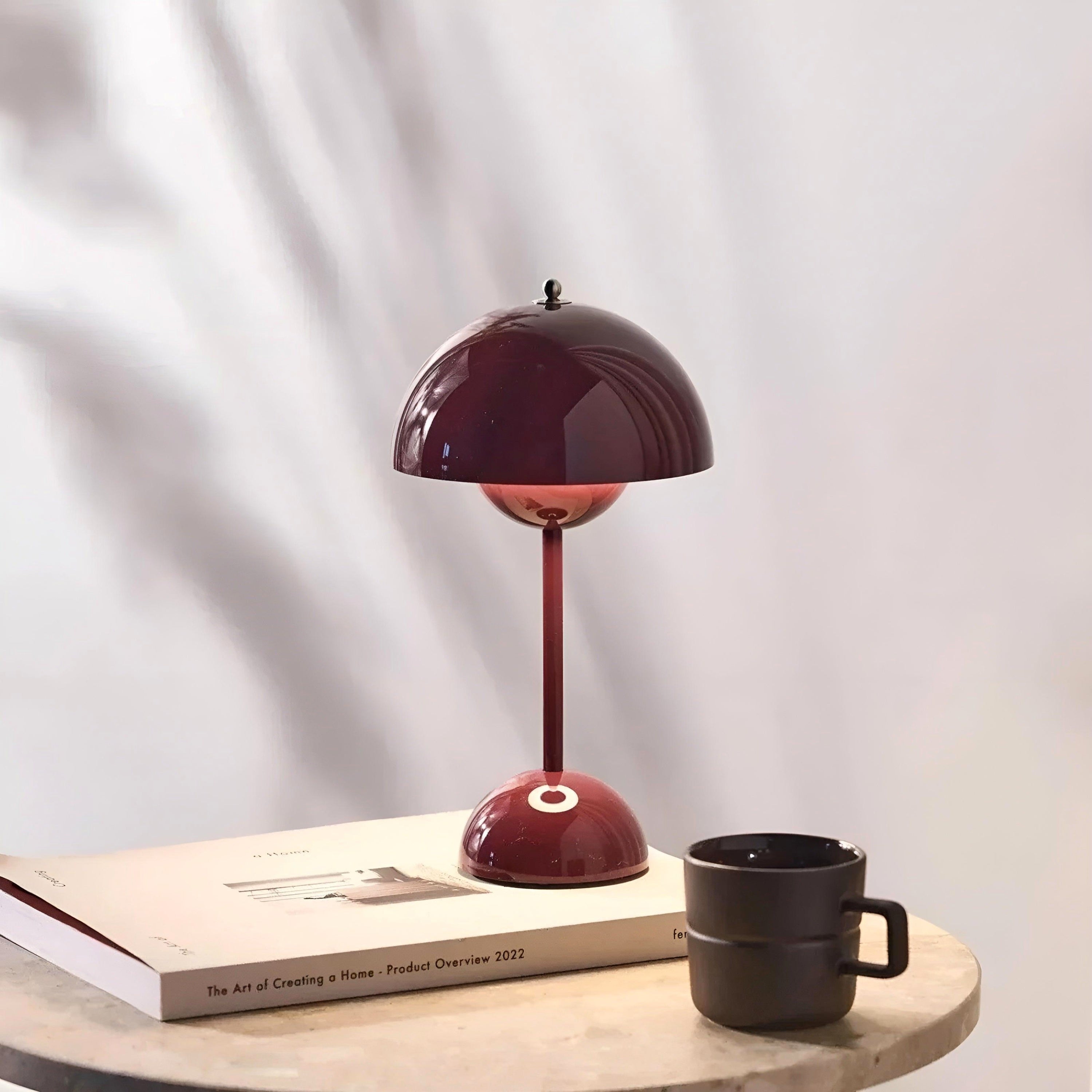 "Elegant LED bordlampe i skandinavisk design med dimbart lys, metallisk finish og minimalistisk stil for moderne hjem."