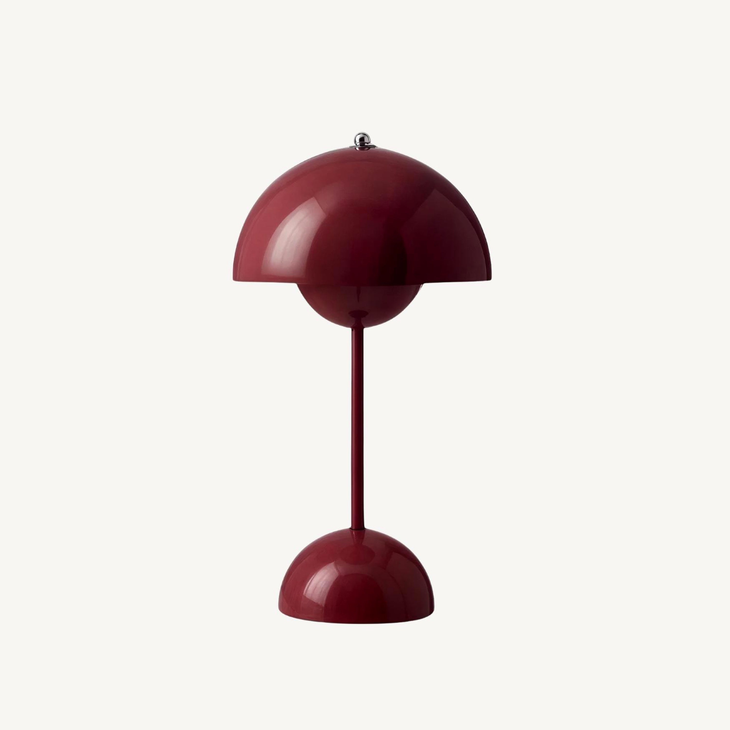 "Elegant LED bordlampe i skandinavisk design med dimbart lys, metallisk finish og minimalistisk stil for moderne hjem."