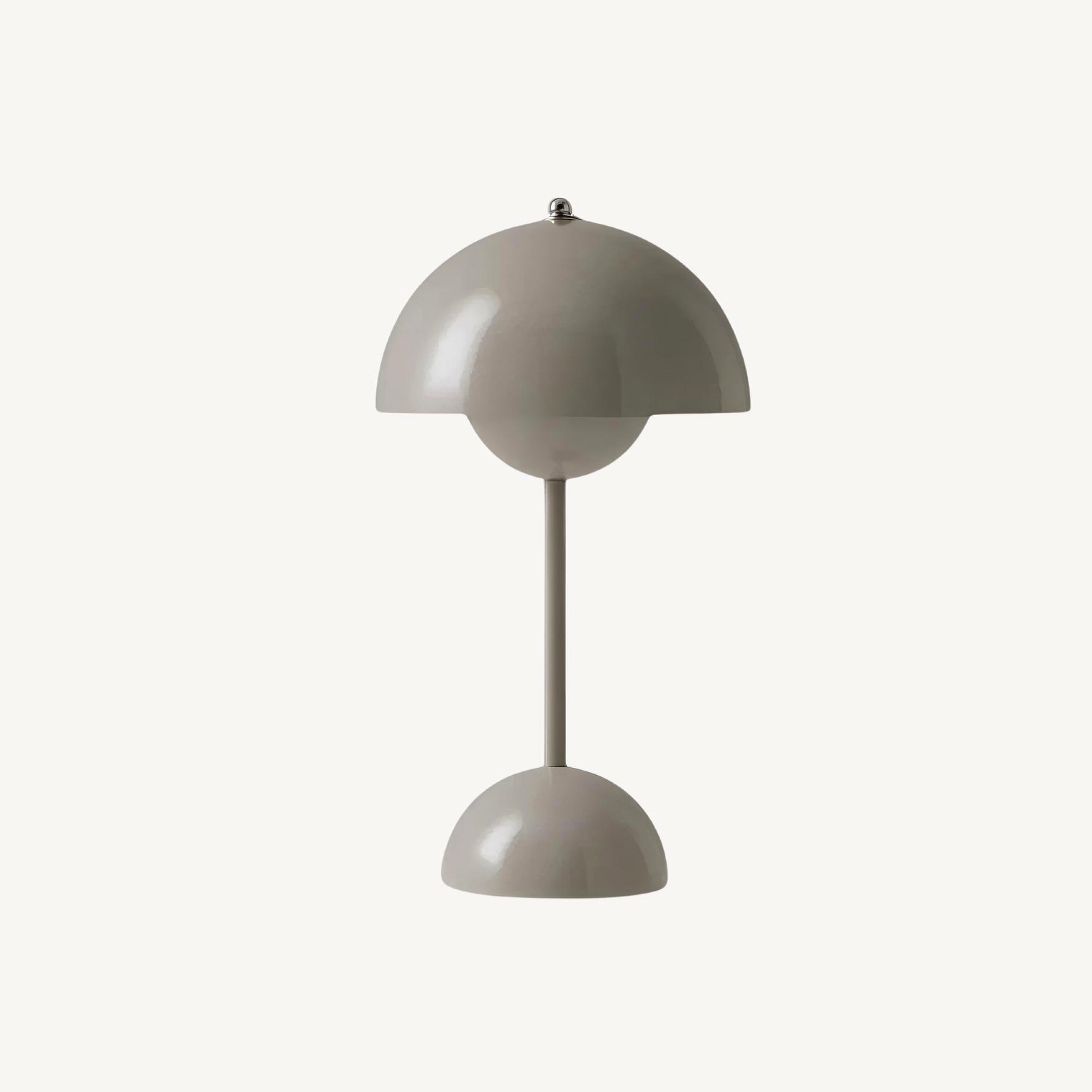 "Elegant LED bordlampe i skandinavisk design med dimbart lys, metallisk finish og minimalistisk stil for moderne hjem."