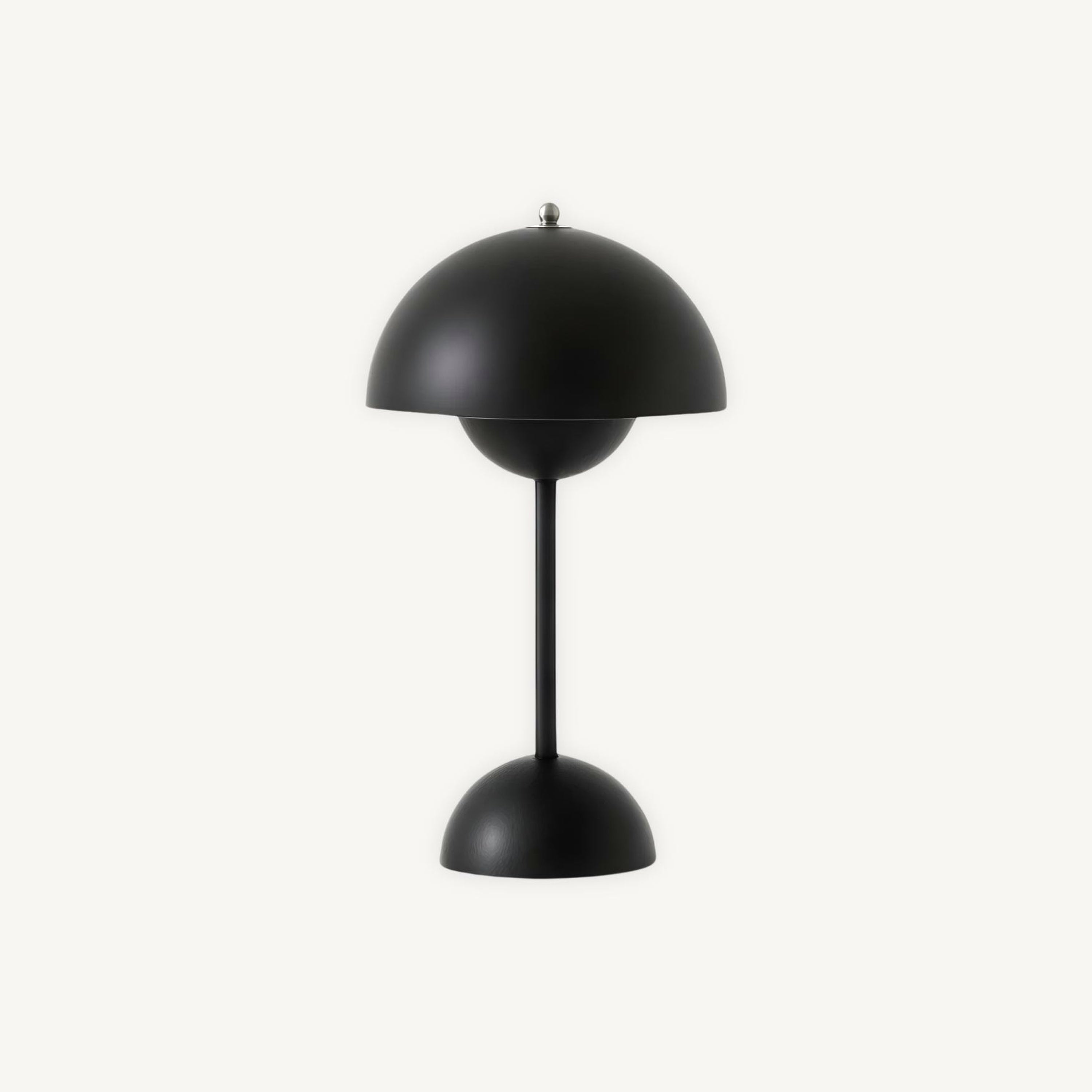 "Elegant LED bordlampe i skandinavisk design med dimbart lys, metallisk finish og minimalistisk stil for moderne hjem."