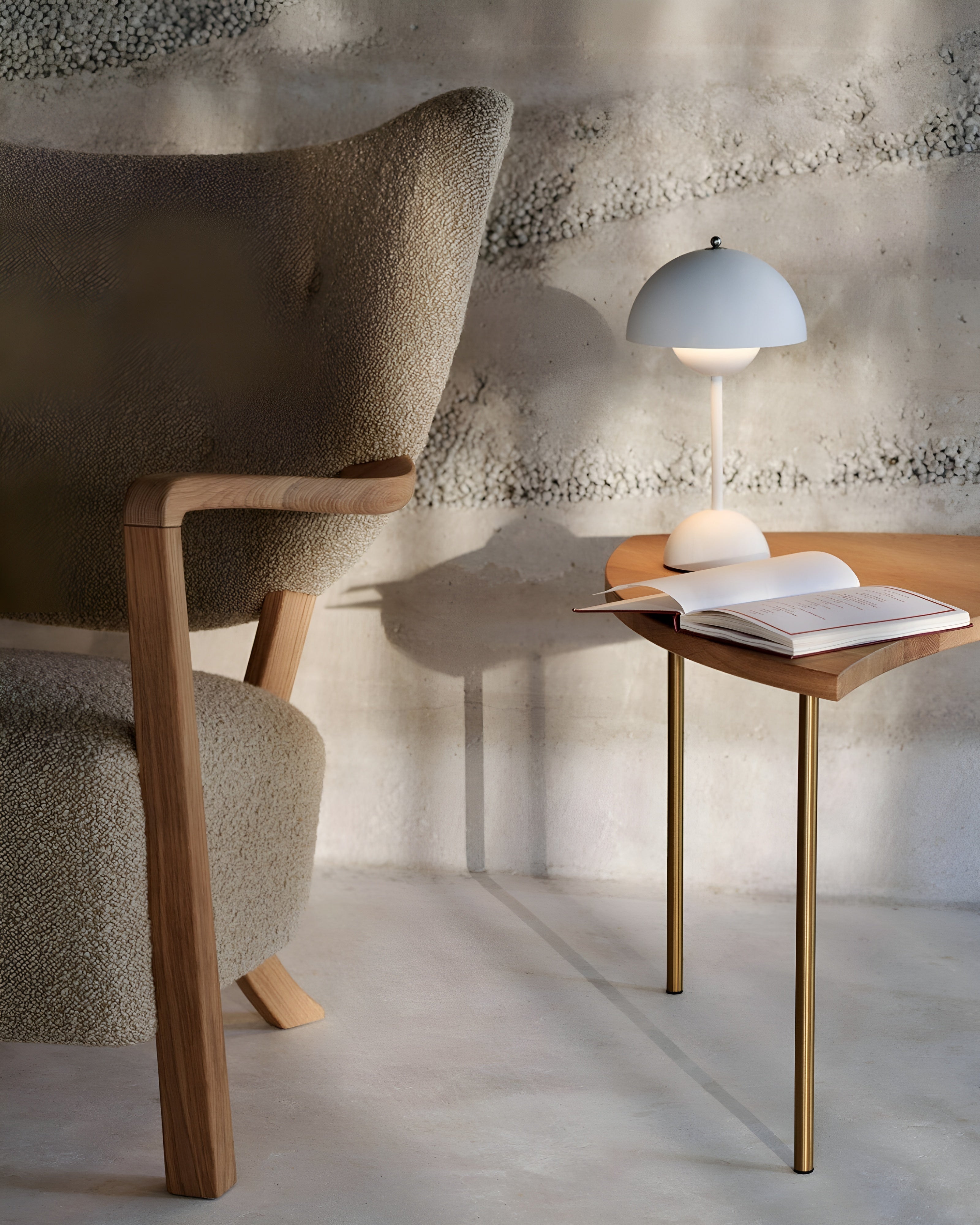 "Elegant LED bordlampe i skandinavisk design med dimbart lys, metallisk finish og minimalistisk stil for moderne hjem."