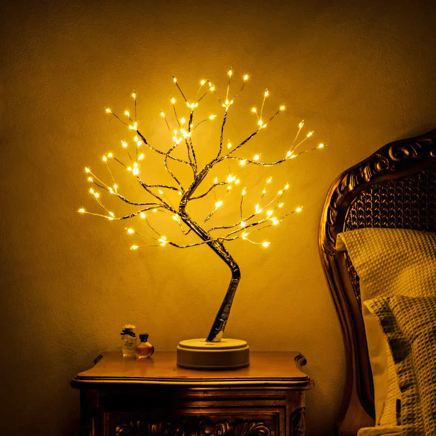 "Elegant LED-bordlampe med 108 lys, formet som et tre. Skaper en rolig, fortryllende atmosfære. USB-lading inkludert."
