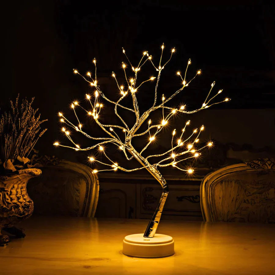 "Elegant LED-bordlampe med 108 lys, formet som et tre. Skaper en rolig, fortryllende atmosfære. USB-lading inkludert."
