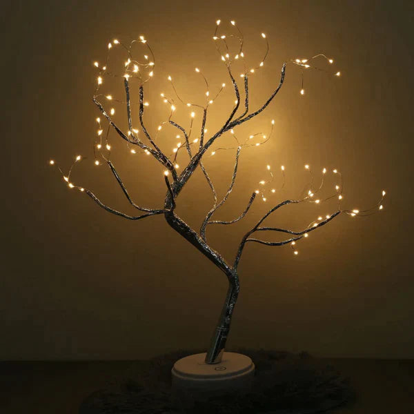 "Elegant LED-bordlampe med 108 lys, formet som et tre. Skaper en rolig, fortryllende atmosfære. USB-lading inkludert."