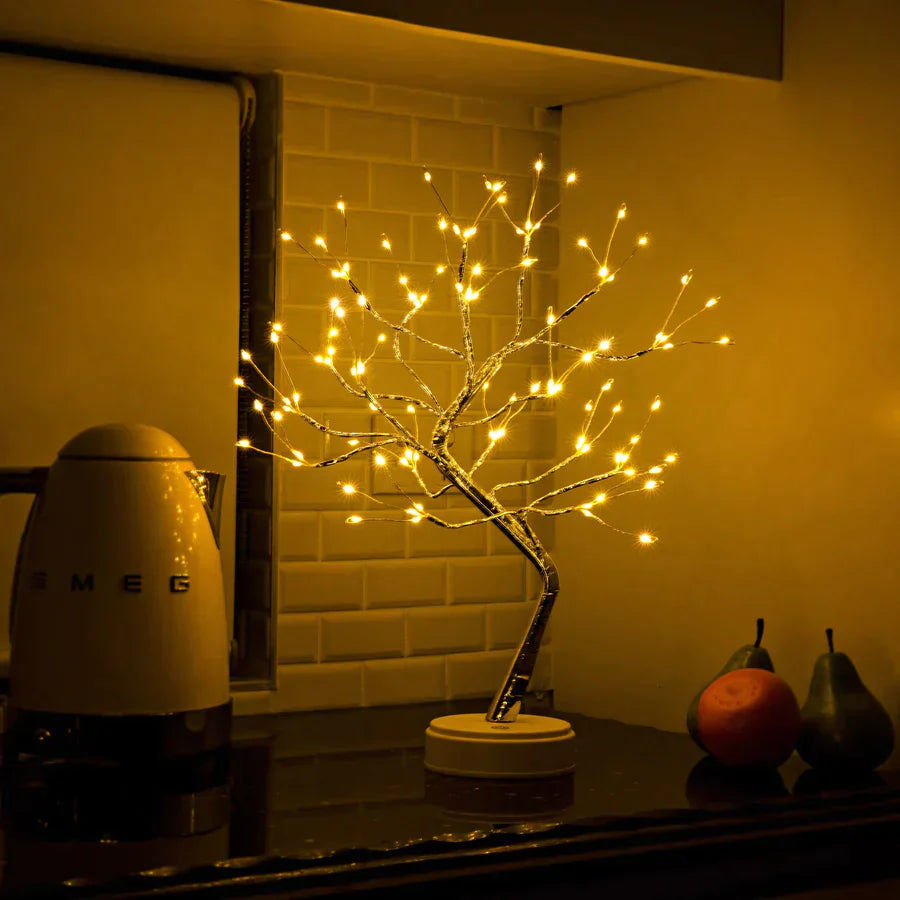 "Elegant LED-bordlampe med 108 lys, formet som et tre. Skaper en rolig, fortryllende atmosfære. USB-lading inkludert."
