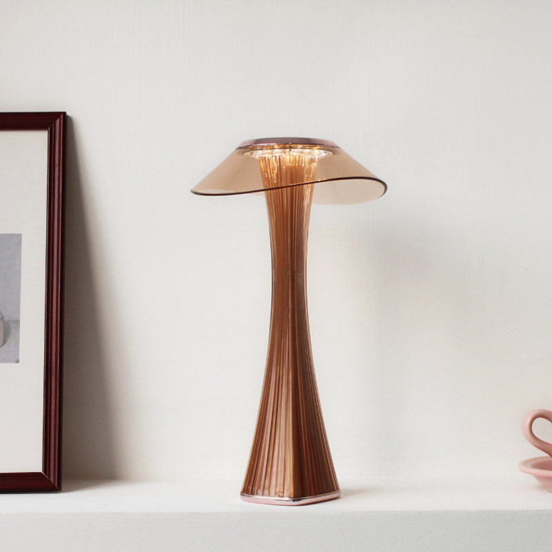 Elegant LED-diamantbordlampe med krystallstruktur, justerbar lysstyrke og trådløs USB-lading for moderne interiør.