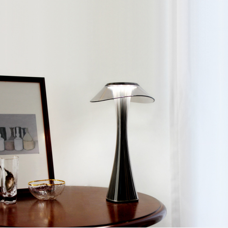 Elegant LED-diamantbordlampe med krystallstruktur, justerbar lysstyrke og trådløs USB-lading for moderne interiør.