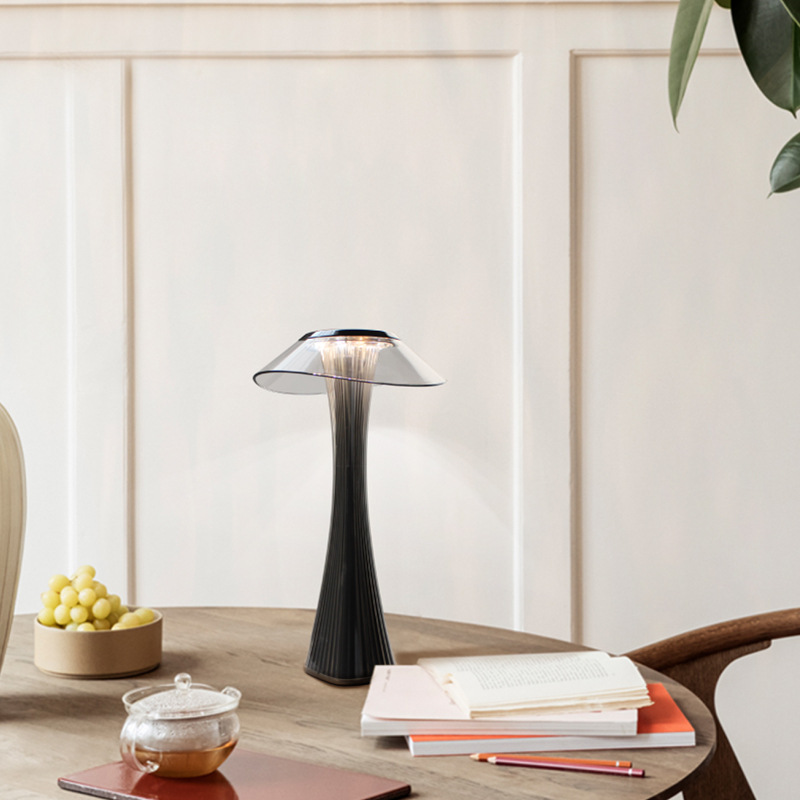 Elegant LED-diamantbordlampe med krystallstruktur, justerbar lysstyrke og trådløs USB-lading for moderne interiør.