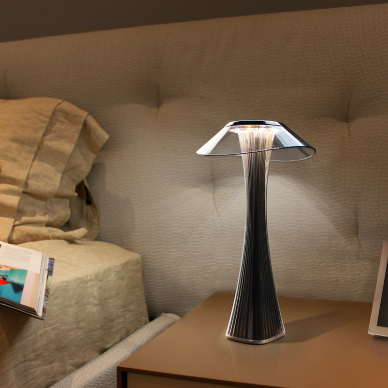 Elegant LED-diamantbordlampe med krystallstruktur, justerbar lysstyrke og trådløs USB-lading for moderne interiør.