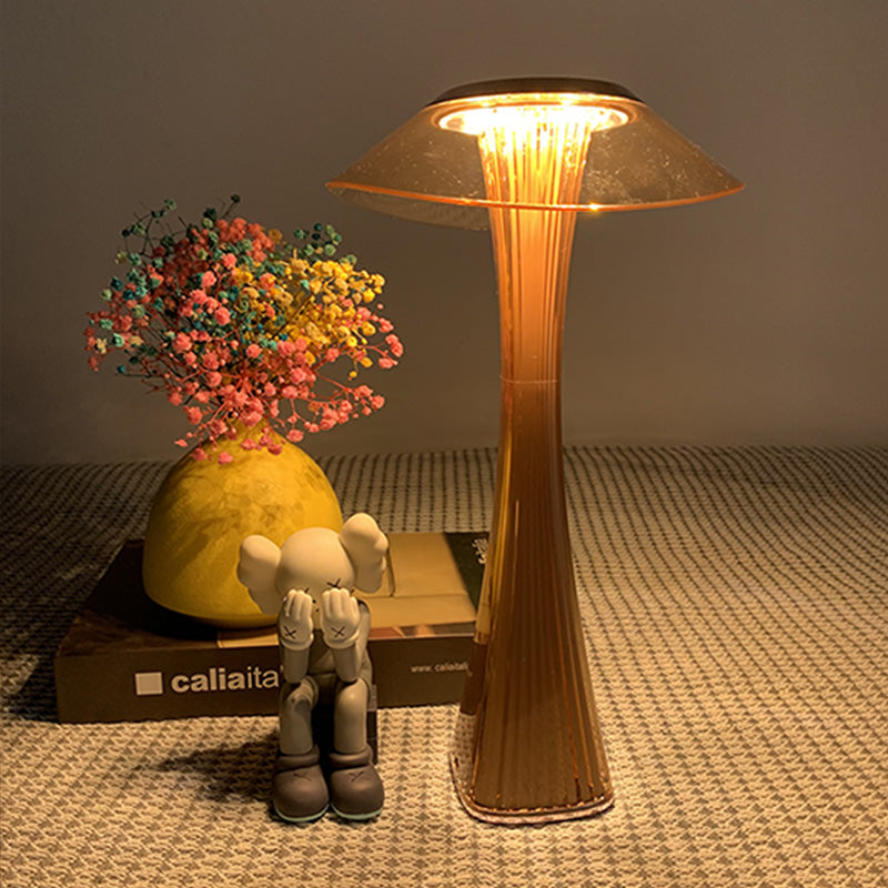 Elegant LED-diamantbordlampe med krystallstruktur, justerbar lysstyrke og trådløs USB-lading for moderne interiør.