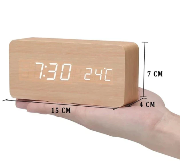 Bakside av minimalistisk LED klokke med diskrete kontroller. Stemmeaktivert for enkelt oppsett.