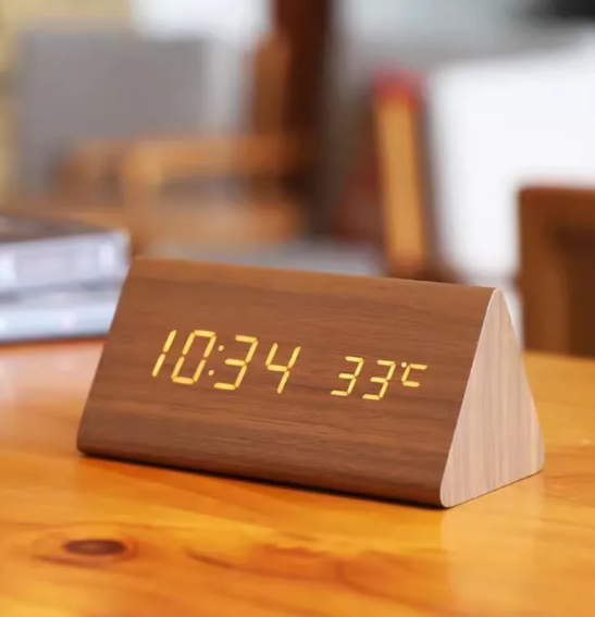 Tydelig digital LED display på minimalistisk klokke. Stemmeaktivert funksjon for enkel bruk.