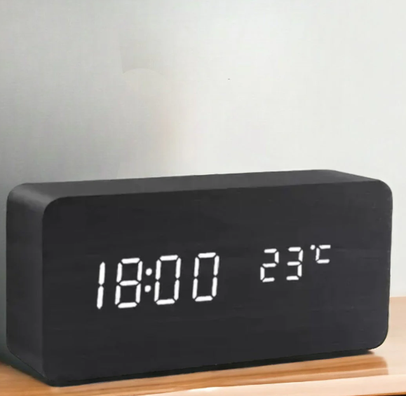 Slank, minimalistisk LED klokke fra siden. Stemmeaktivert funksjon for elegant interiørdetalj.