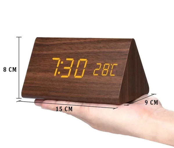 Elegant svart LED klokke med stemmeaktivering og moderne design, ideell for hjem og kontor.