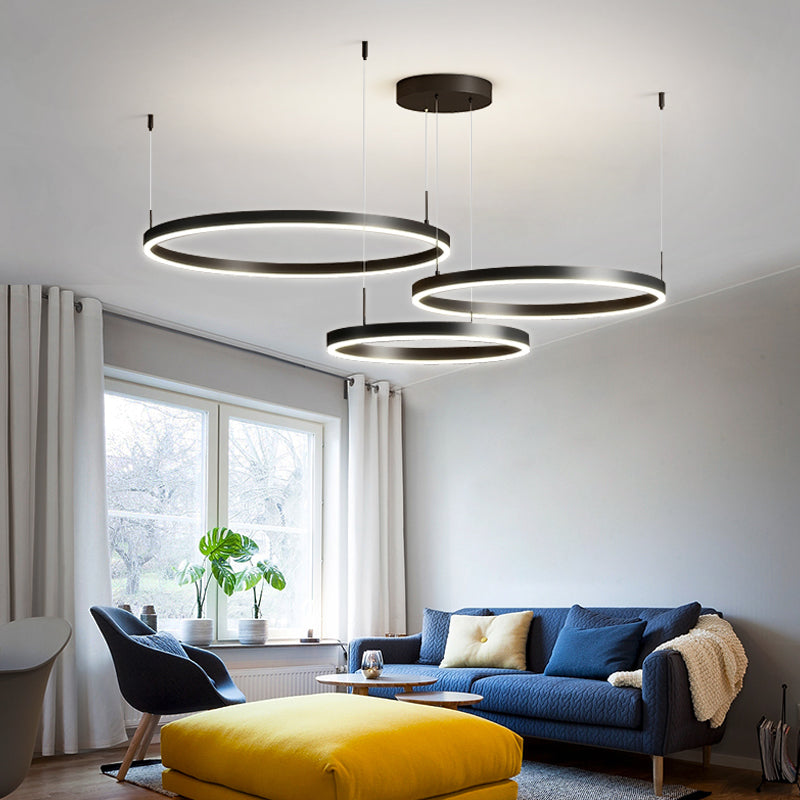 "Elegant LED ringlight taklampe i minimalistisk stil med sammenflettede ringer for moderne belysning."
