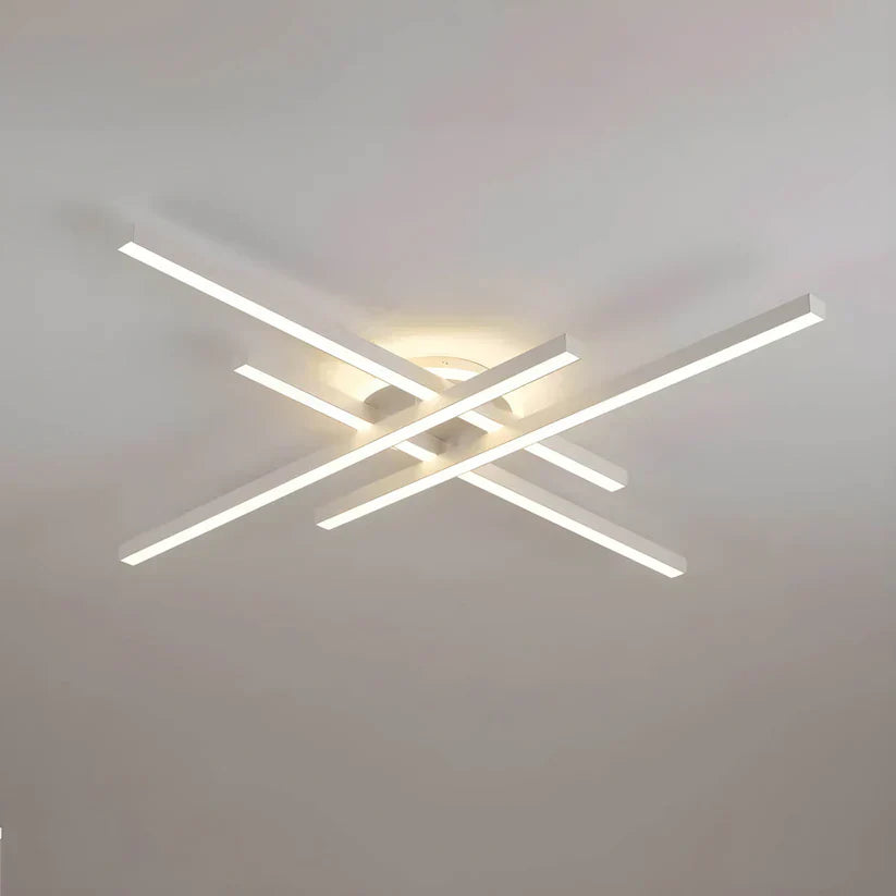 "Elegant LED-taklampe med slanke linjer, dimbar belysning, tilgjengelig i hvit og svart, gir et moderne utseende."