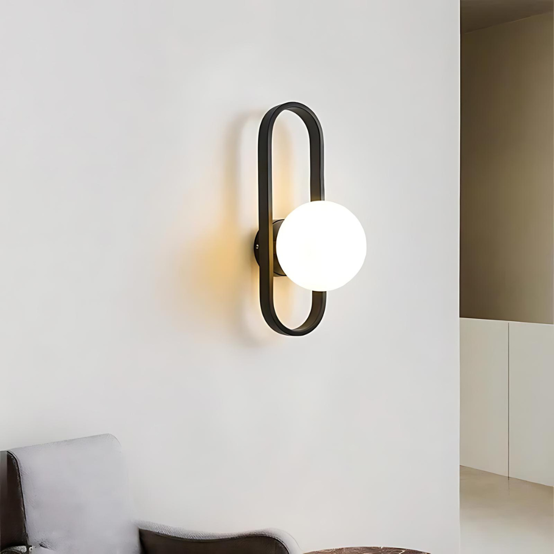 "Elegant LED-vegglampe med stilrent glassdesign, perfekt for moderne hjem. Mykt, omgivende lys skaper elegansesfære."