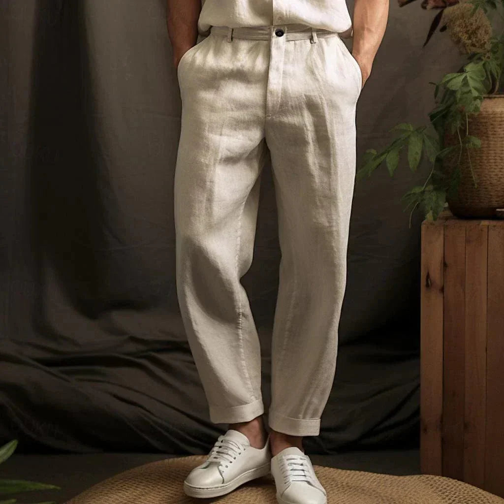 "Elegant linbukse for menn i beige med lett og luftig stoff, perfekt for sommerkomfort og stil."