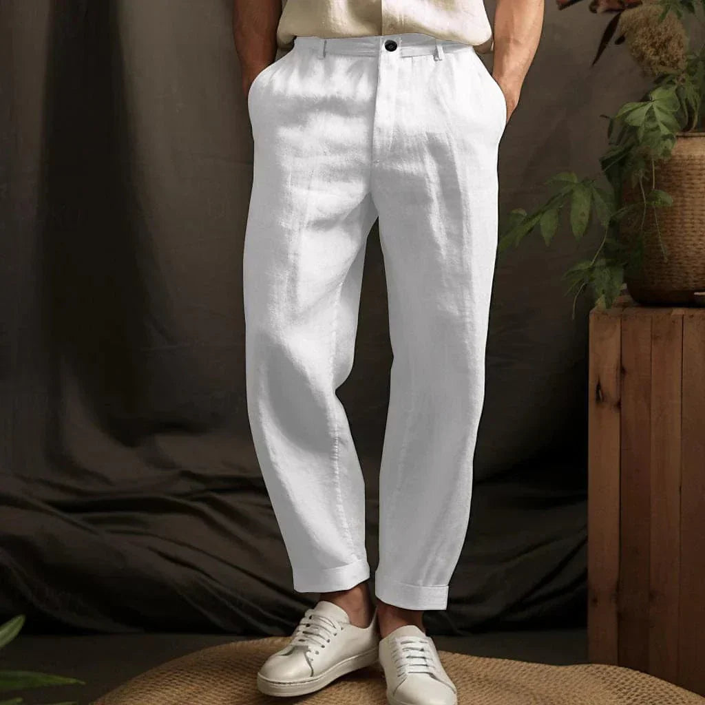 "Elegant linbukse for menn i beige med lett og luftig stoff, perfekt for sommerkomfort og stil."