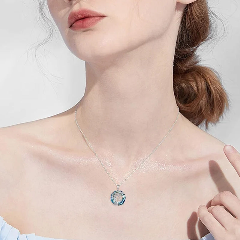 "Elegant Livets Tre krystallanheng i sølv, med skinnende blå krystall, symboliserer positiv energi og vekst."