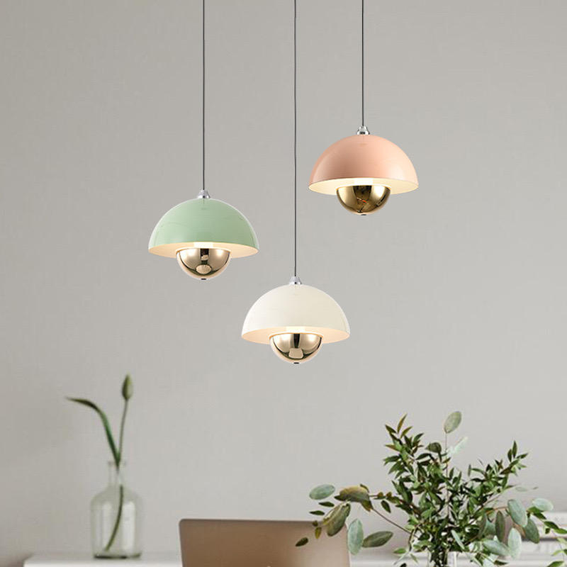 "Elegant løftbar pendellampe i pod-form med justerbar vinkel og integrert LED-lys i flere farger."
