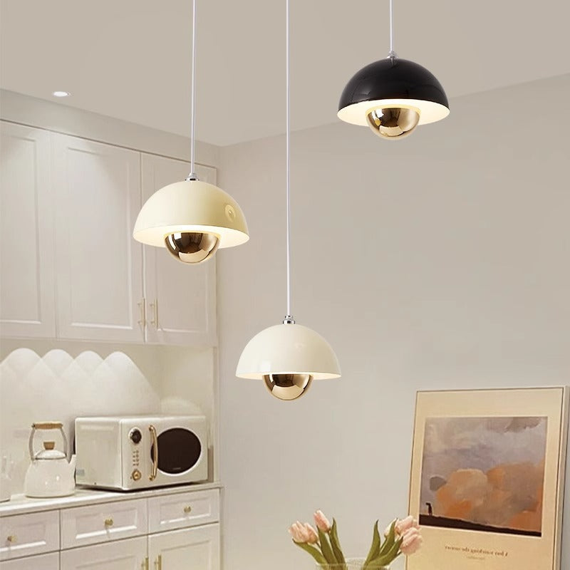 "Elegant løftbar pendellampe i pod-form med justerbar vinkel og integrert LED-lys i flere farger."