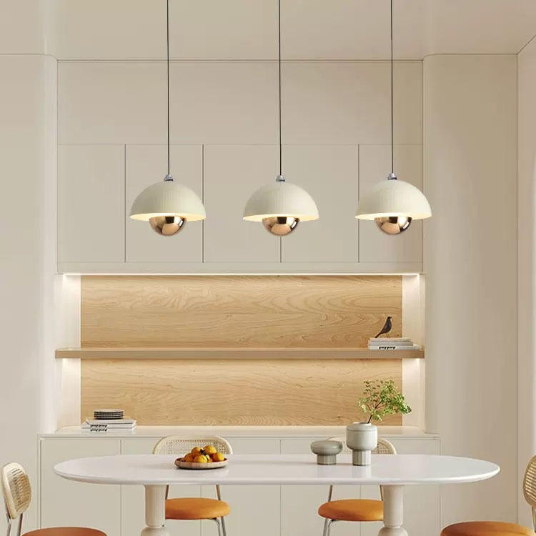 "Elegant løftbar pendellampe i pod-form med justerbar vinkel og integrert LED-lys i flere farger."
