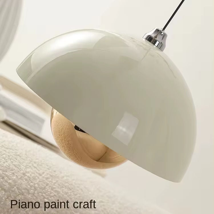 "Elegant løftbar pendellampe i pod-form med justerbar vinkel og integrert LED-lys i flere farger."