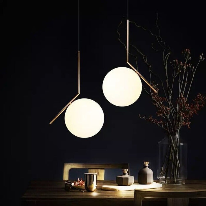 "Elegant Lotus pendellampe med justerbar kabel og tre finish; passer både moderne og klassiske interiører."