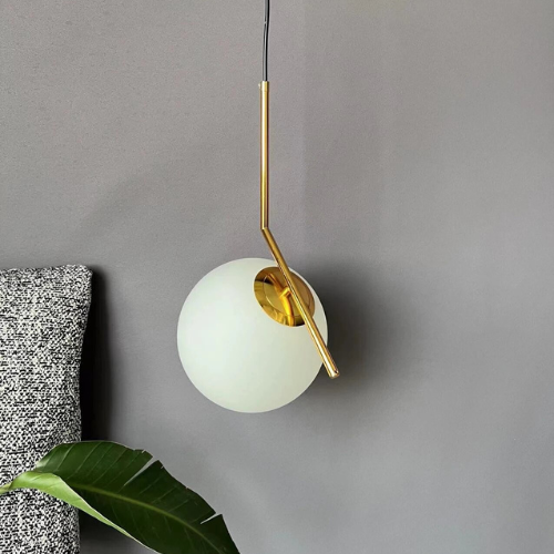 "Elegant Lotus pendellampe med justerbar kabel og tre finish; passer både moderne og klassiske interiører."