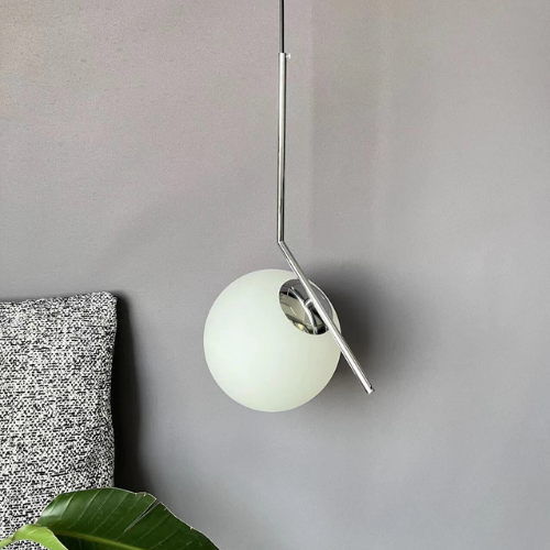 "Elegant Lotus pendellampe med justerbar kabel og tre finish; passer både moderne og klassiske interiører."