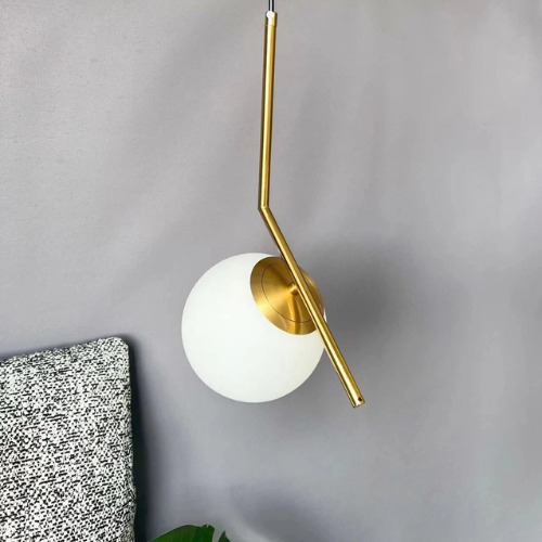 "Elegant Lotus pendellampe med justerbar kabel og tre finish; passer både moderne og klassiske interiører."