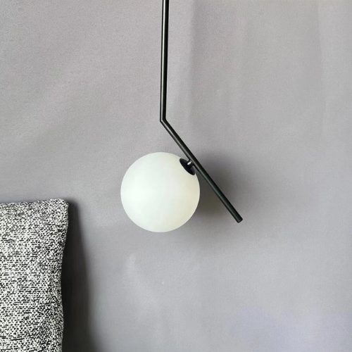 "Elegant Lotus pendellampe med justerbar kabel og tre finish; passer både moderne og klassiske interiører."