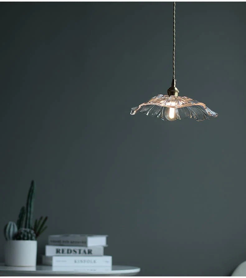 Vakker lilla og beige lotusglasslampe, gir et mykt og innbydende stemningslys for hjemmet.