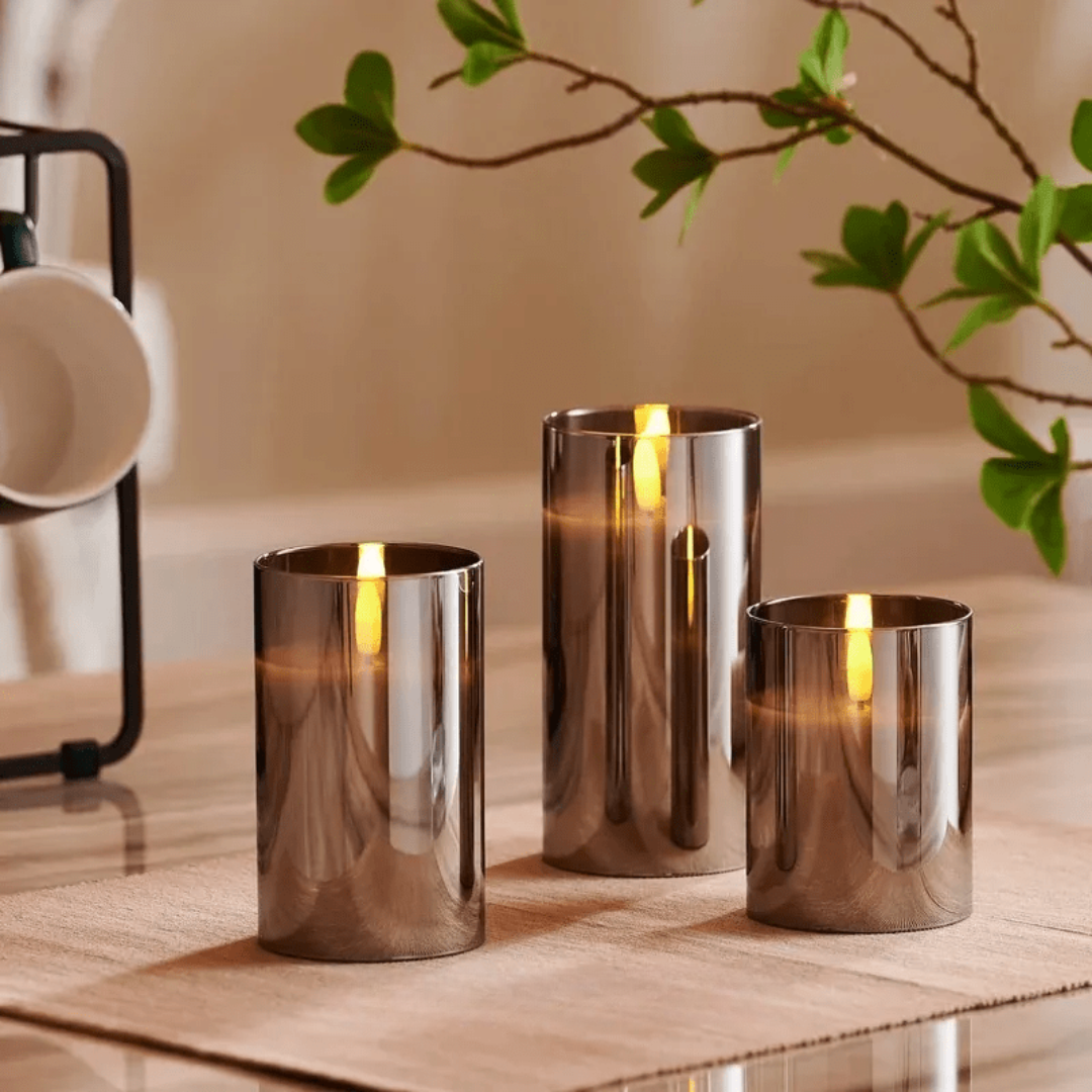 "Elegant lyssett med realistisk flammeeffekt og varmhvitt lys i glasshus, perfekt for hjemmets ulike rom."