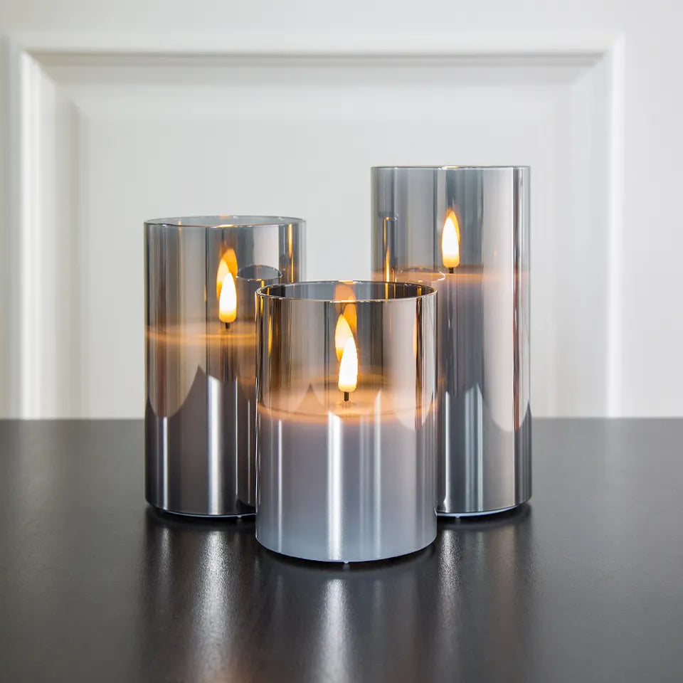 "Elegant lyssett med realistisk flammeeffekt og varmhvitt lys i glasshus, perfekt for hjemmets ulike rom."