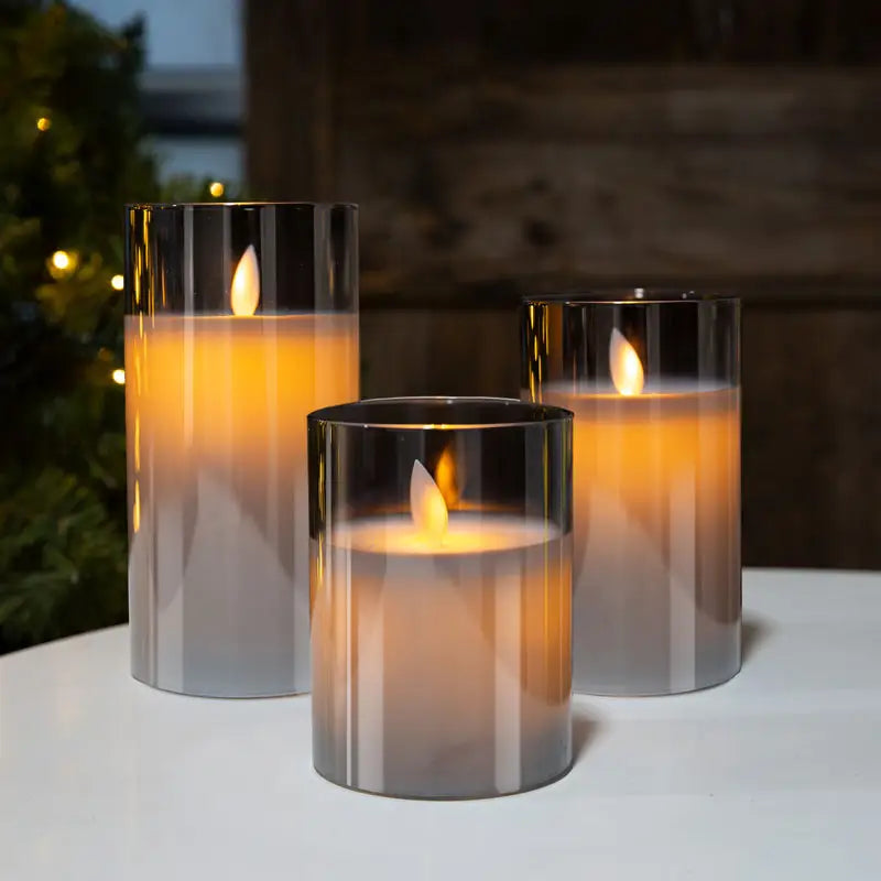 "Elegant lyssett med realistisk flammeeffekt og varmhvitt lys i glasshus, perfekt for hjemmets ulike rom."