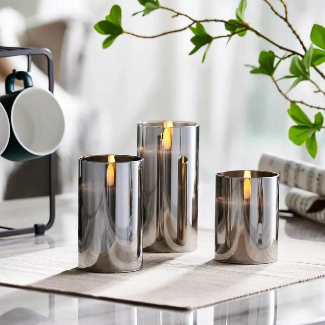 "Elegant lyssett med realistisk flammeeffekt og varmhvitt lys i glasshus, perfekt for hjemmets ulike rom."