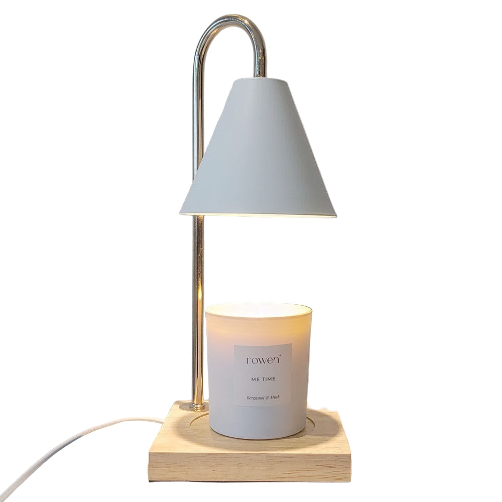 Elegant lysvarmer i hvit og lyseblå med gullkant, perfekt for trygg oppvarming av duftlys og moderne hjemmeinnredning.