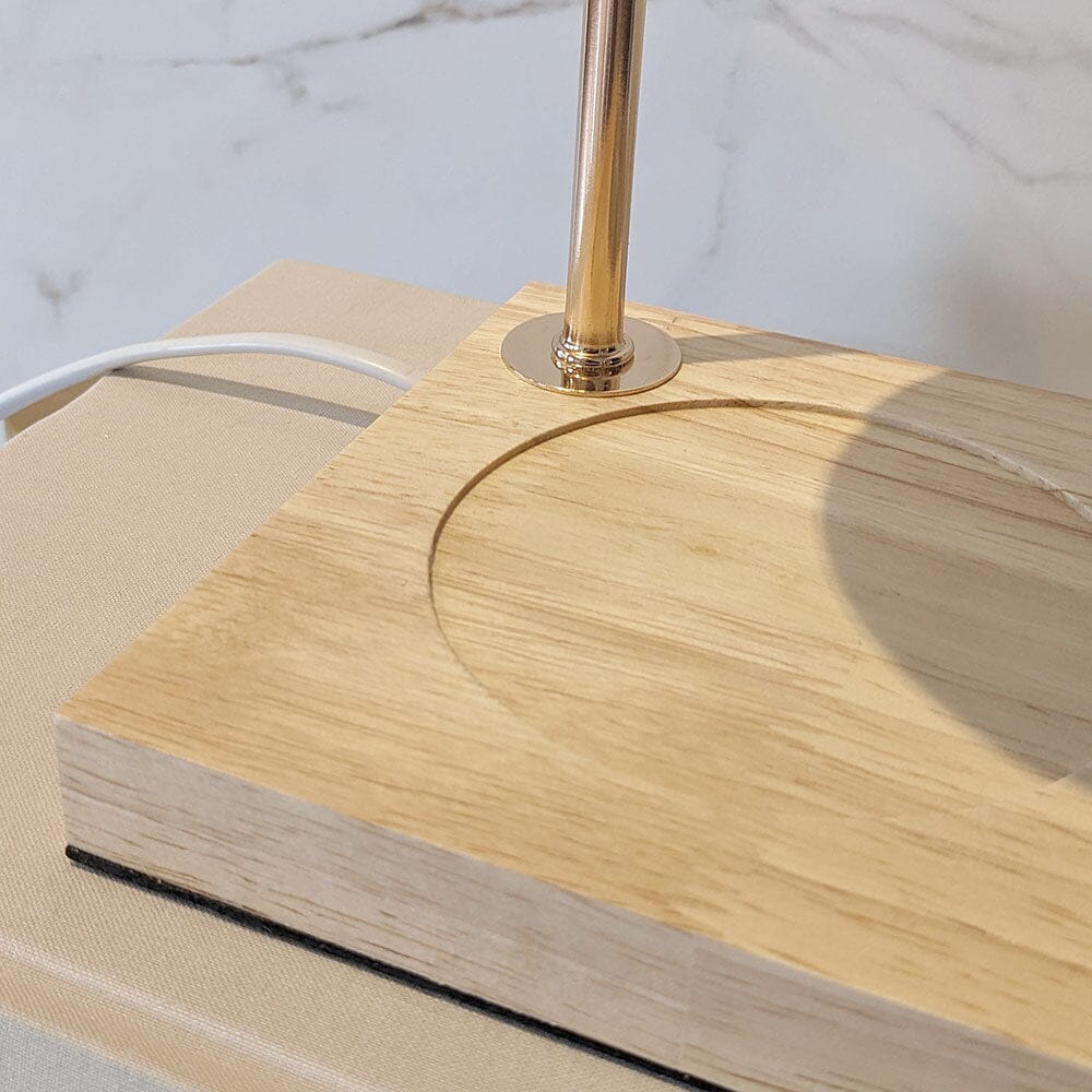 Trygg lysvarmer i elegant hvit og lyseblå design med luksuriøse gull detaljer, et moderne valg for ditt interiør.
