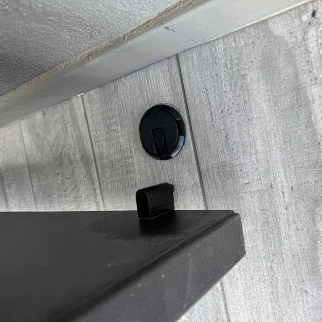 Selvklebende magnetisk dørstopper for gulv. Elegant, beskytter og skaper et stille og trygt hjem uten boring.