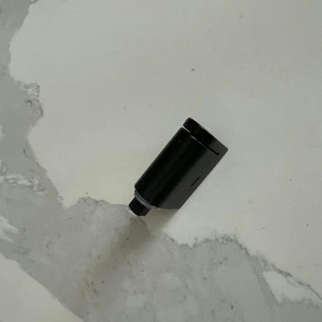 Praktisk magnetisk dørstopper for gulv. Selvklebende, uten boring. Holder døren åpen og beskytter vegger enkelt.