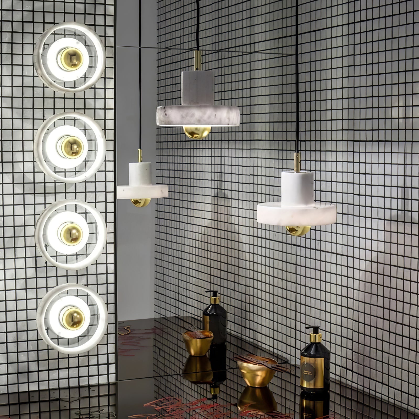 Elegant marmor pendellampe med justerbar kabel og integrert LED. Skaper varm belysning med luksuriøs marmorfinish.