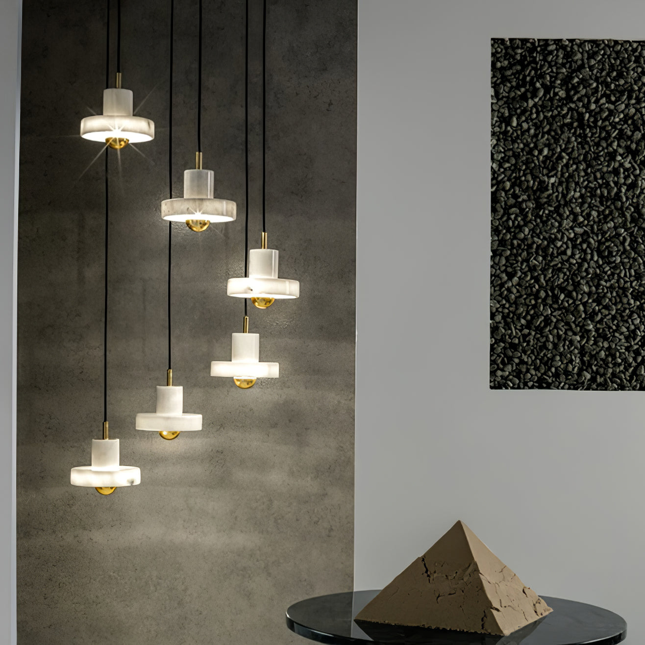 Elegant marmor pendellampe med justerbar kabel og integrert LED. Skaper varm belysning med luksuriøs marmorfinish.