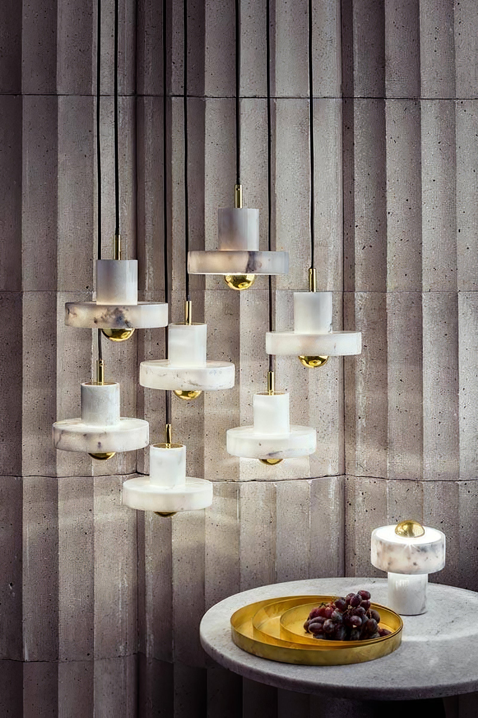 Elegant marmor pendellampe med justerbar kabel og integrert LED. Skaper varm belysning med luksuriøs marmorfinish.
