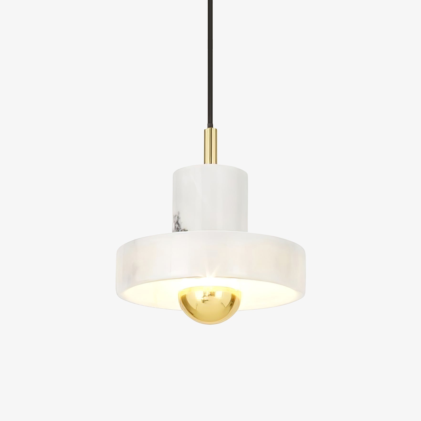 Elegant marmor pendellampe med justerbar kabel og integrert LED. Skaper varm belysning med luksuriøs marmorfinish.
