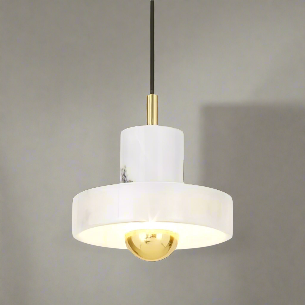Elegant marmor pendellampe med justerbar kabel og integrert LED. Skaper varm belysning med luksuriøs marmorfinish.