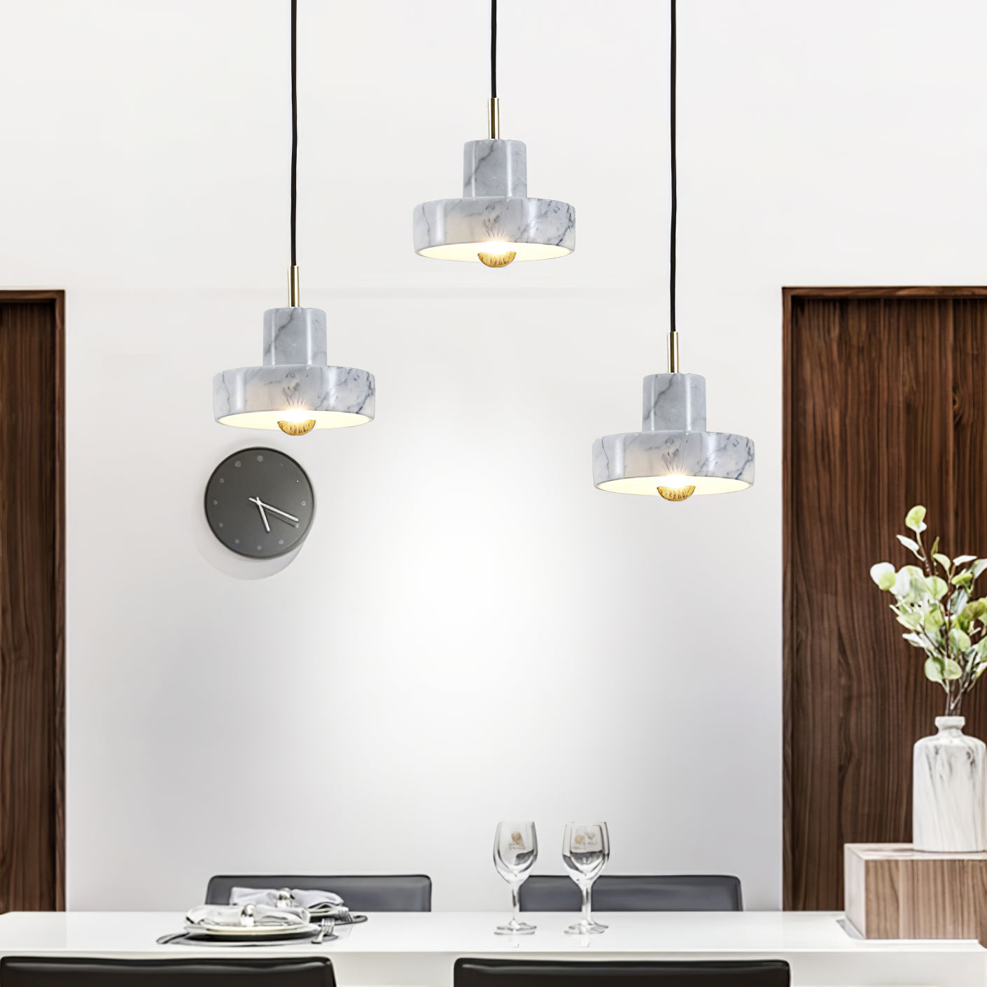 Elegant marmor pendellampe med justerbar kabel og integrert LED. Skaper varm belysning med luksuriøs marmorfinish.